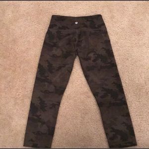 Camo lululemon cropped leggings